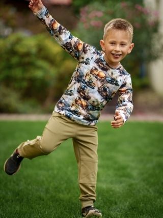 „Nové tričko, nové dobrodružství! 🚀👕 Ručně šité s láskou ❤️ a vyrobené v Česku 🇨🇿 – náš malý šikula ho hned otestoval a...